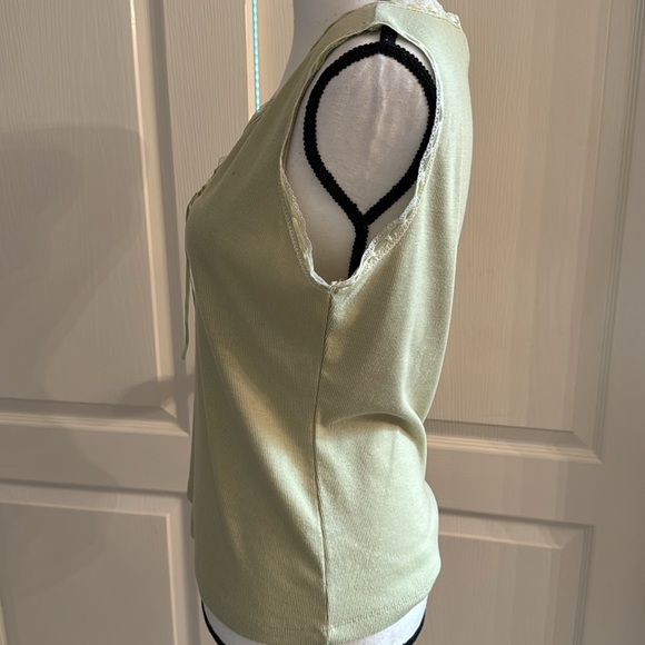 ⭐️ NEW YORK & COMPANY - Green Sleeveless Top - Size Large - Picture 3 of 10